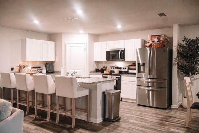 Foto del edificio - 228 Lockwood Way E