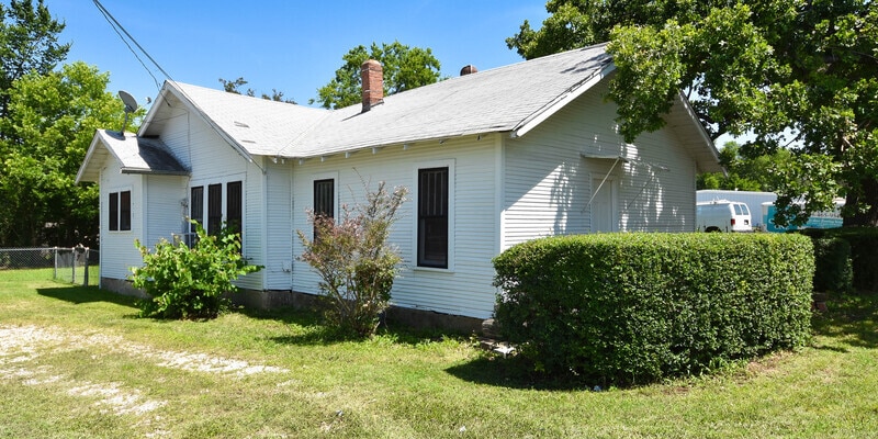 Primary Photo - 2700 Woodlawn Blvd