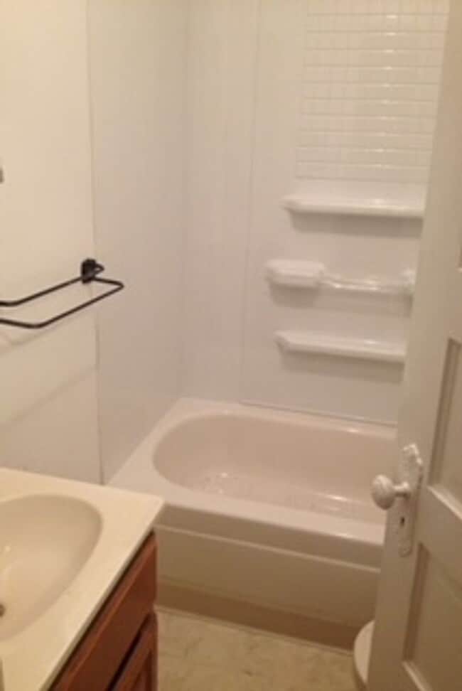 Building Photo - AVAILABLE NOW - Beautiful 3 Bed, 1 Bath Home