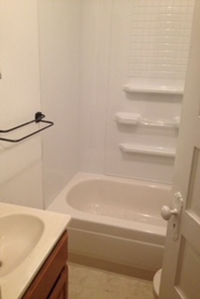Foto del edificio - AVAILABLE NOW - Beautiful 3 Bed, 1 Bath Home