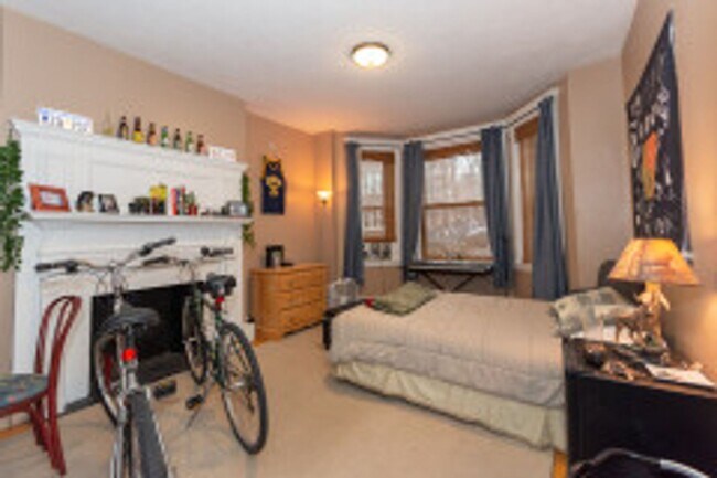 Building Photo - AMAZINGGGG  4 BED 2 BATH!!!!