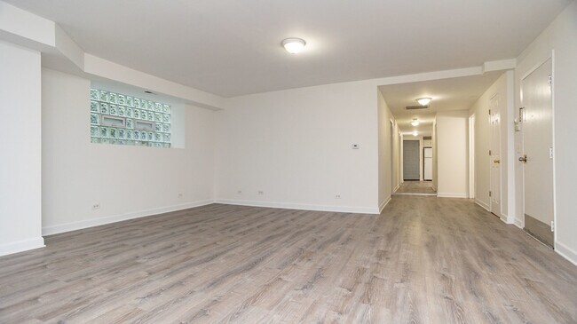 Building Photo - 1057 W Foster Ave