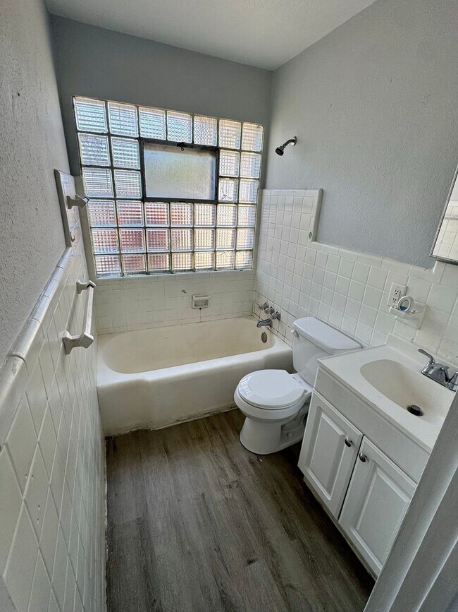 Foto del edificio - 2 BED 1 BATH READY TO RENT IN PLANT CITY!