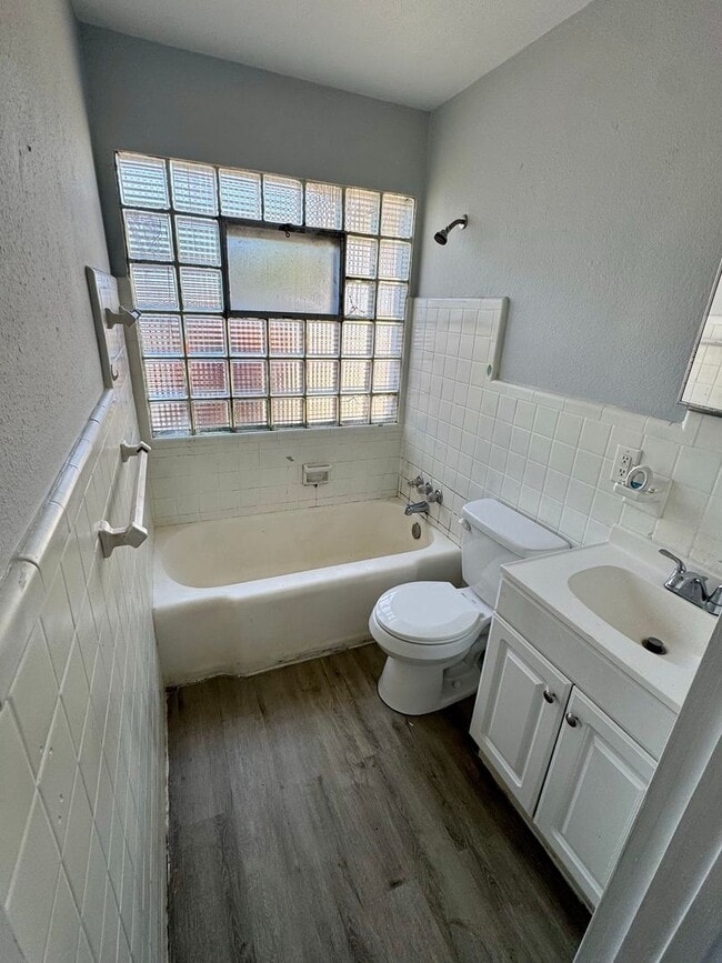 Building Photo - 2 BED 1 BATH READY TO RENT IN PLANT CITY!
