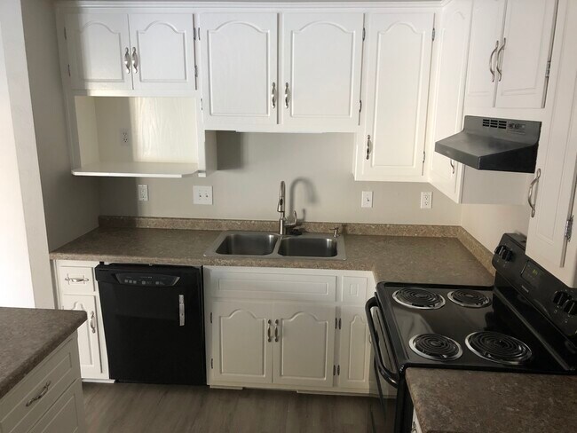 Kitchen - 1143 Lacount Rd