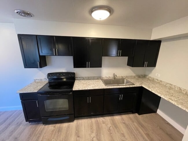 Building Photo - 517 S Milwaukee Ave