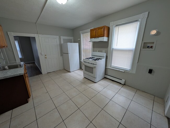 Building Photo - 38 Daggett St