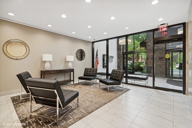 Building lobby recently renovated - 525 W Hawthorne Plz