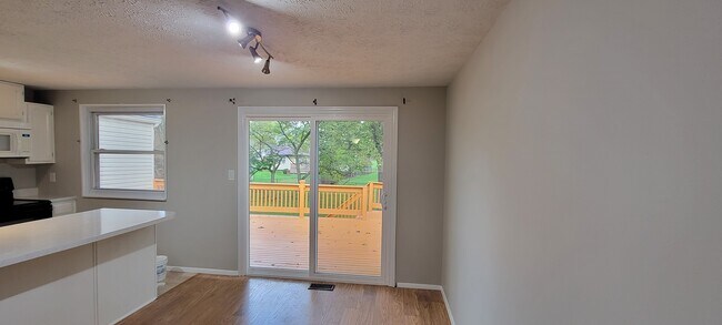 Foto del edificio - 6312 Roberts Creek Ln