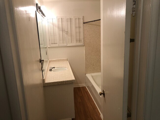 Full Sized Bath - 2250 El Sereno Ave