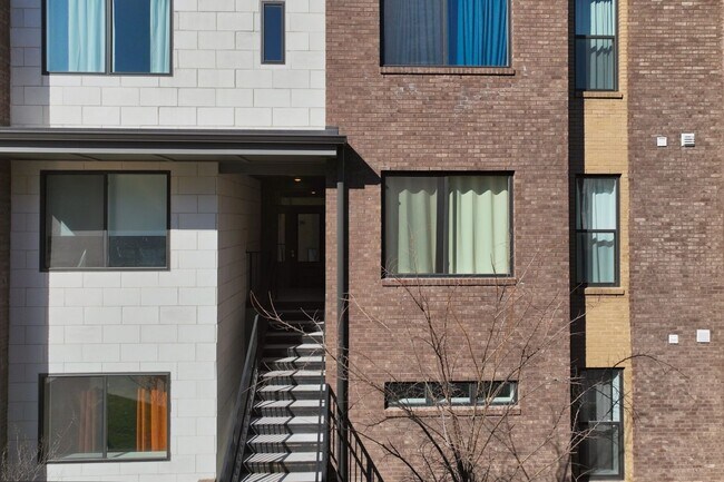 Foto del edificio - **2022-BUILT CONDO IN THE HEART OF WEDGEWOOD-HOUSTON WALKING DISTANCE TO GEODIS PARK**