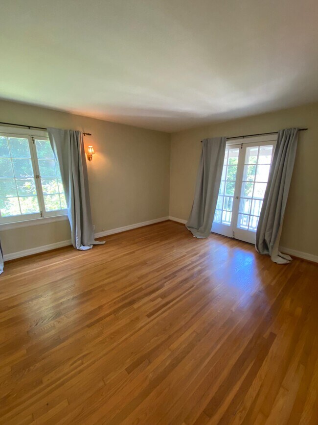 Building Photo - 234 S Lasky Dr