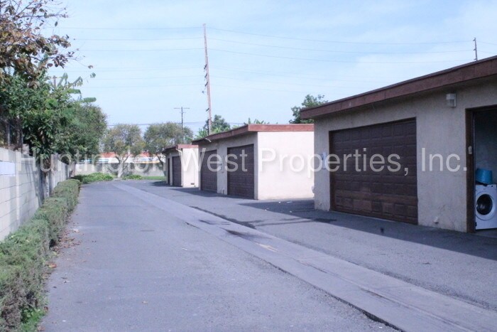 Building Photo - Beautiful 3 bedroom Condo