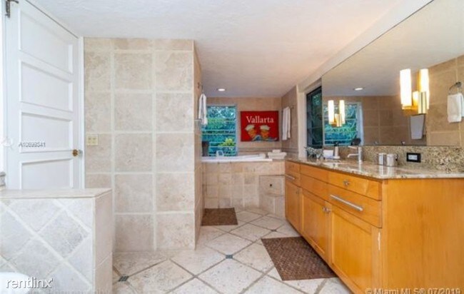 Building Photo - 4 br, 2 bath House - 842 Espanola Way