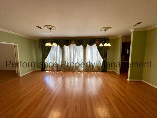Building Photo - Stunning 5 Bed/3 Bath NW Bakersfield Home ...