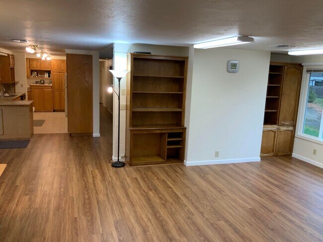 Building Photo - 3 Bedroom House in Springfield