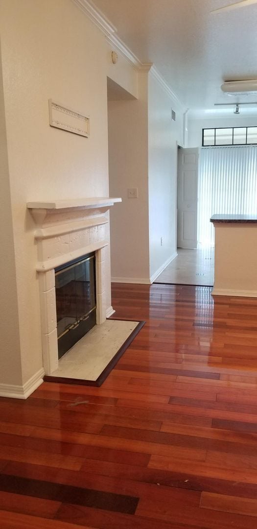 Photo - 1x1 top floor unit with balcony, beautiful... Apartment