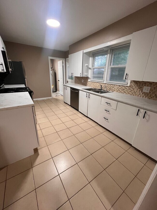 Building Photo - 3 bedroom 2 bathroom located near MSU