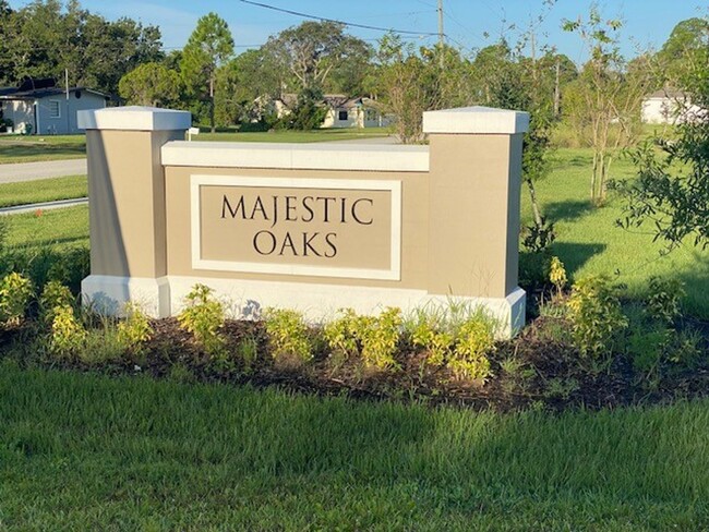 Building Photo - 4 Bedroom 2 Bath home in Majestic Oaks for...