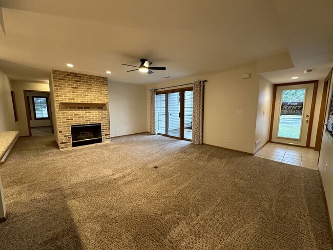 Foto del edificio - Updated 1st Floor Condo in Delafield!