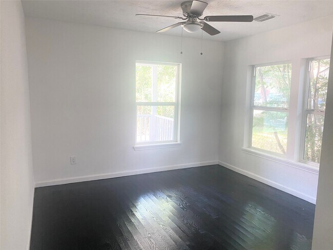 Building Photo - 7410 Longview St