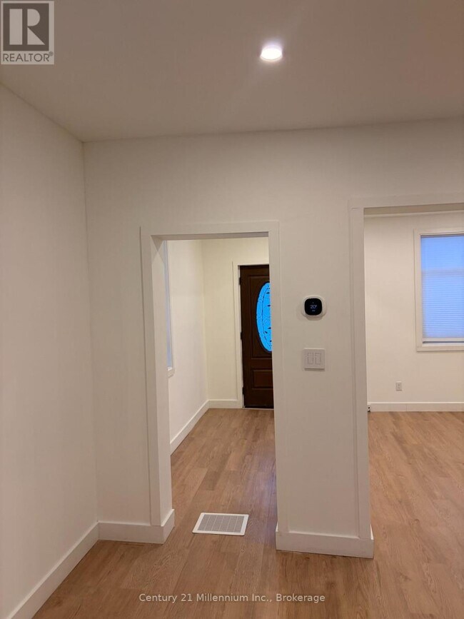 Photo du bâtiment - 563 12th Ave