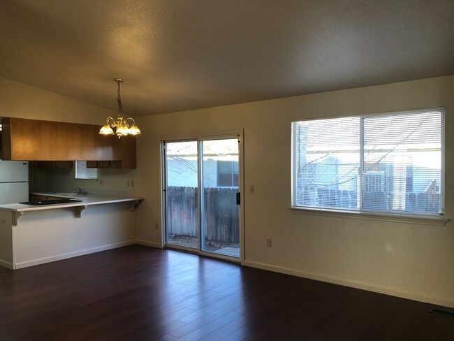 Building Photo - Light and Bright Three Bedroom Two Bath Du...