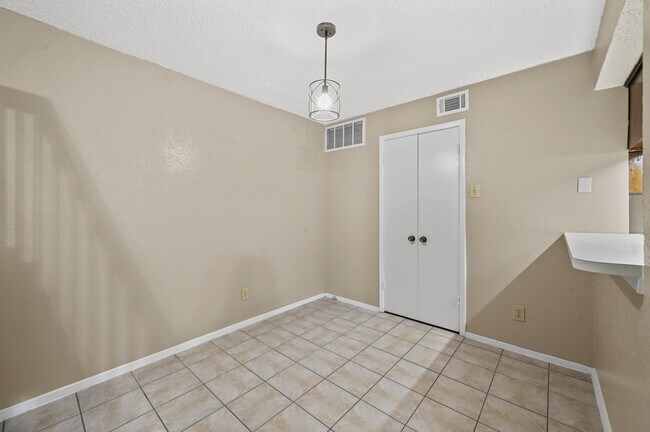 Foto del edificio - 14800 Enterprise Dr