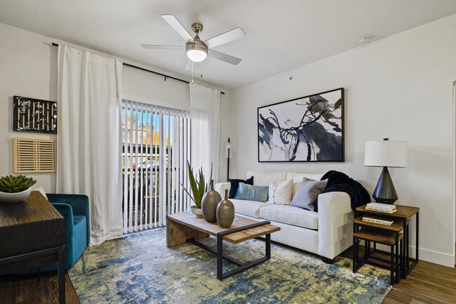 MODELO SALA DE ESTAR COMPLETAMENTE RENOVADA l PRESTON HOLLOW - Preston Hollow