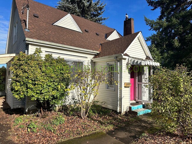 Foto del edificio - This 3-bedroom 1-bathroom house has a fully fenced backyard.