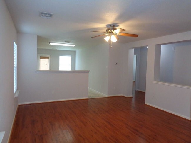 Foto del edificio - 11415 Log Cabin Ln