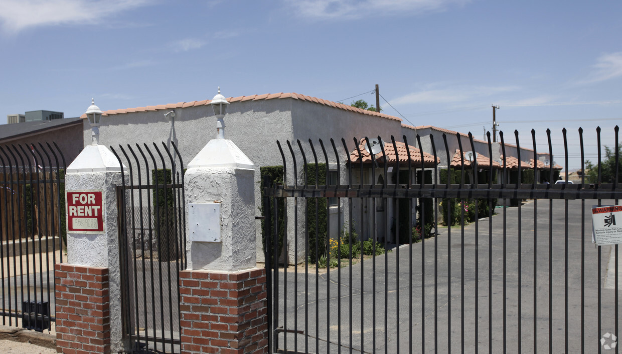 Primary Photo - Sequoia Ave. Apartments