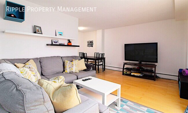 Photo du bâtiment - Modern 2 Beds, 1.5 Baths Apartment/Condo | No Pets Allowed