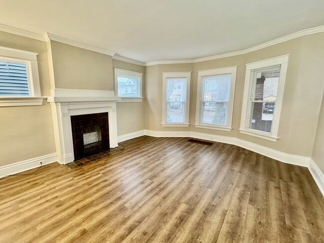 Building Photo - 1026 W 7th St