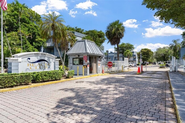Building Photo - 9365 Fontainebleau Blvd