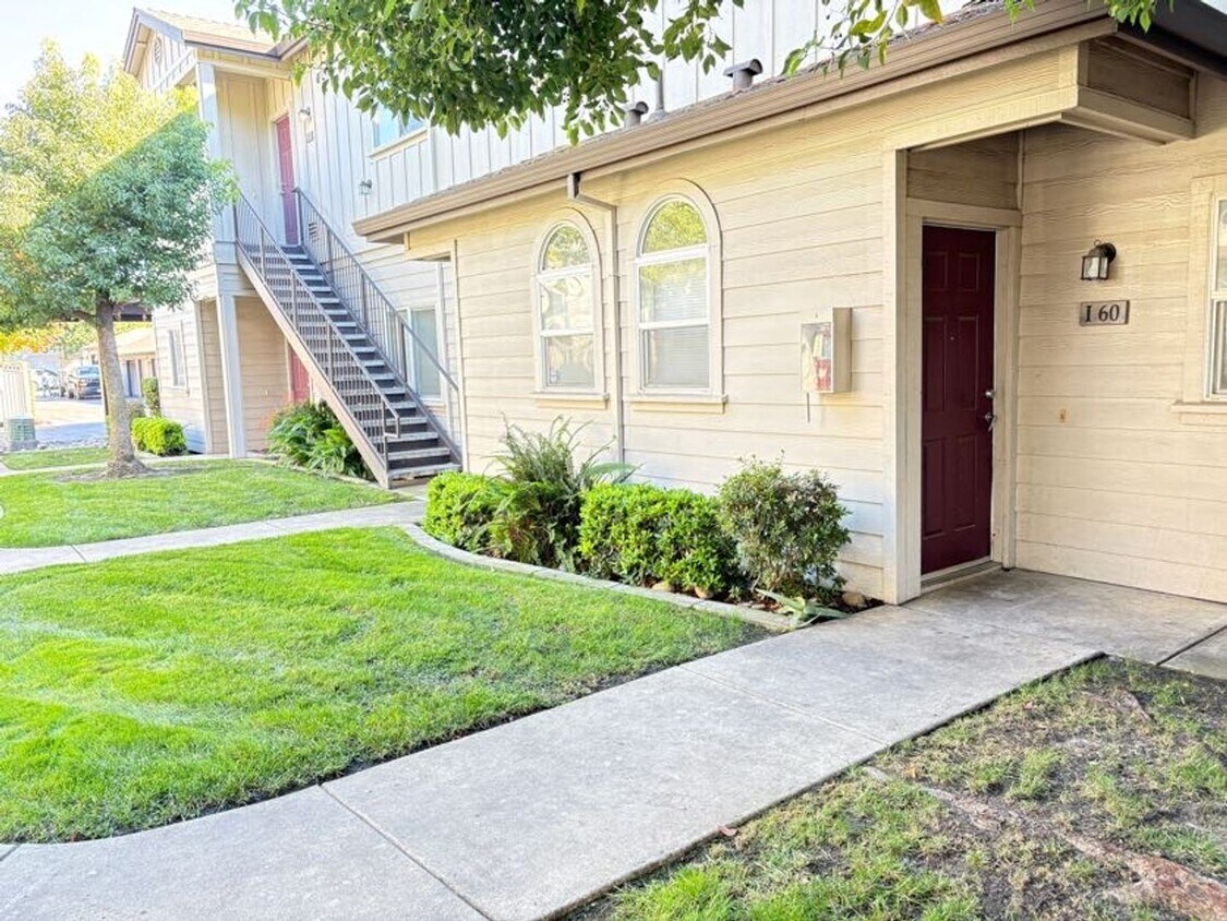 Foto principal - Ground Level, Two Bedroom Condo in Davis Oaks