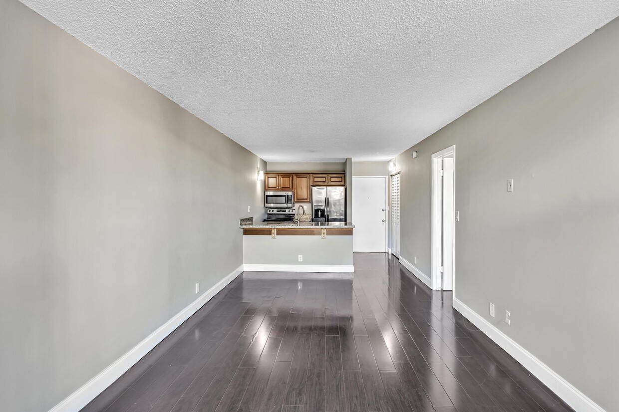 Foto principal - 2701 Riverside Dr