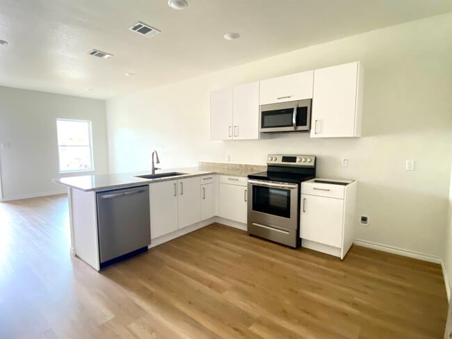 Building Photo - 1531 W Kilpatrick Ave