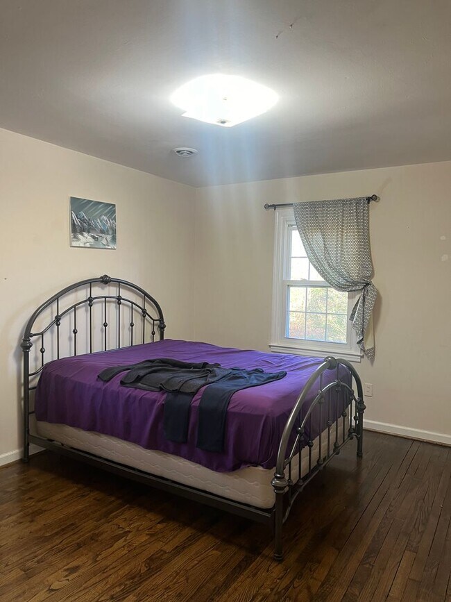 Foto del edificio - 4 Bedroom with fenced in yard!