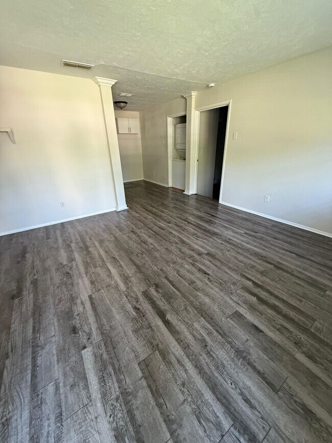 Foto del edificio - 323 Meadowbrook Ln