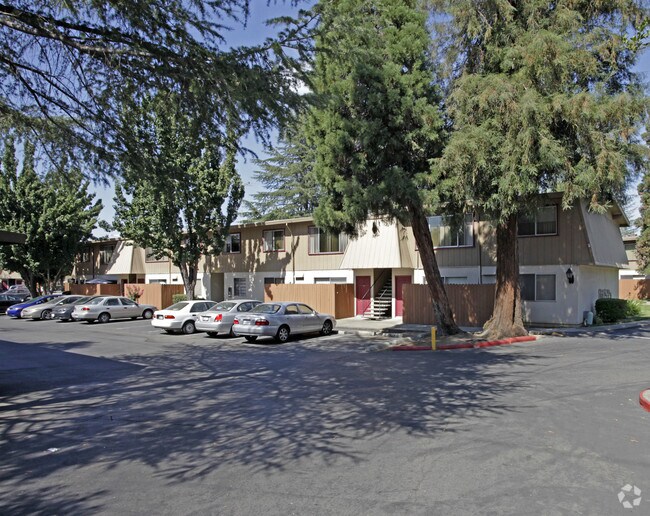 Howe Manor East Apartments in Sacramento, CA