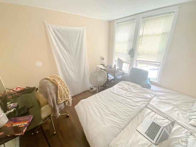 Building Photo - 733 Parker St