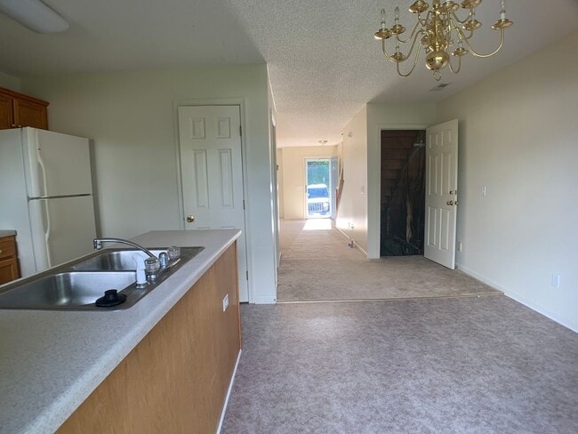 Building Photo - 3-Level Townhome Harrisonburg