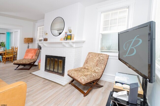 Building Photo - 5 N Newport Ave