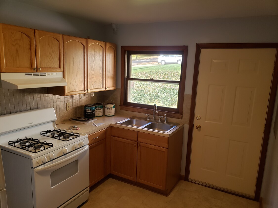 Kitchen - 1221 Derbydale Rd