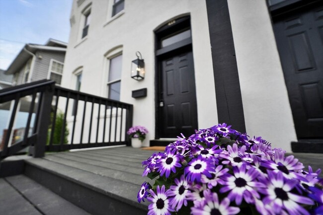 Building Photo - Where Vintage Vibes Meet Modern Mojo—Rent This Rare Historic 4BR/2BA Duplex in Norfolk’s Park Place