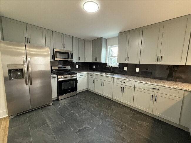 Building Photo - 611 N Eastwood St