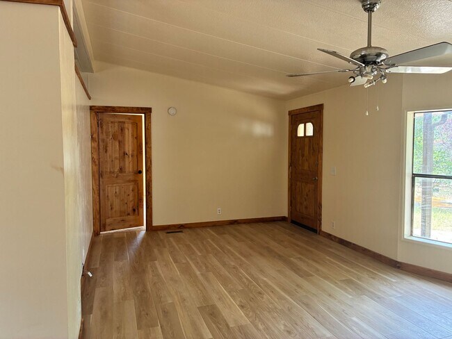 Foto del edificio - Fully Remodeled 5 Bedroom Home on 1 Acre with Shop, RV Parking & Stunning Views In Shady Cove