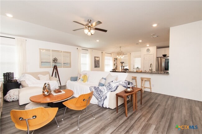 Building Photo - 303 Saddleback Trl