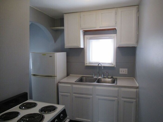 Building Photo - 1604 Coleman Ave